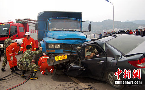 图:重庆涪陵两车相撞致4人死亡