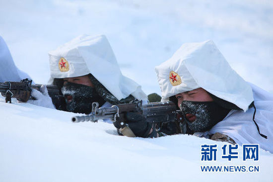 雪地"潜伏 阎江华 摄连日来,沈阳军区某装甲师官兵穿梭于白雪皑皑的