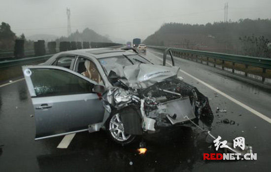 半挂车高速上肇事逃逸 收费站被民警拦截(图)_