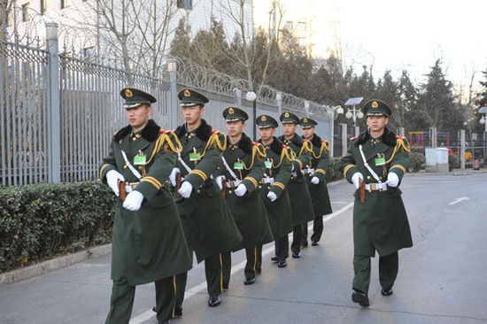 图片来源:人民武警报在执勤中哨兵始终坚持依法,文明,平和,理性执勤.