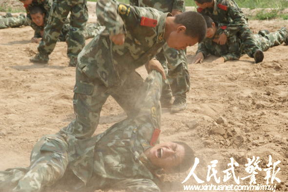 不畏烈日 武警8633部队大摆比武擂台砺精兵(组图)