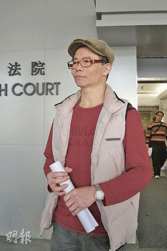 梅启明昨日到香港高院领取判辞,未有就被判败诉发表意见.