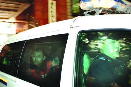组织团伙砸车堵路打伤警察公交黑老大黎强被