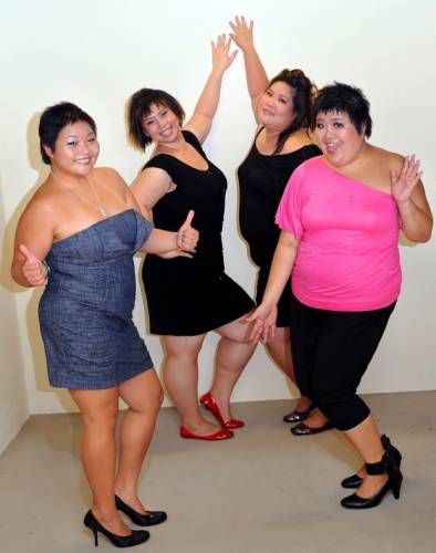 新加坡华裔胖<em>女子</em>拍<em>裸照</em>日历为血癌青年筹款(