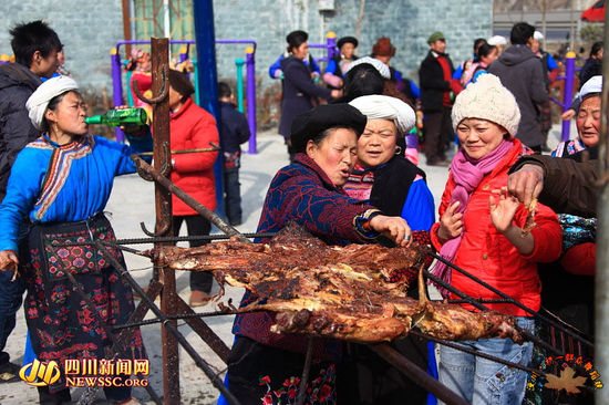 组图全羊烤起锅庄跳起阿坝藏羌群众迎新年