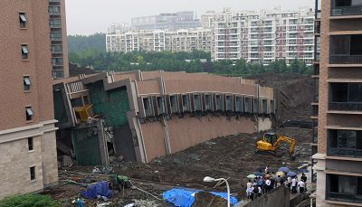 上海在建13层住宅楼整体倒塌