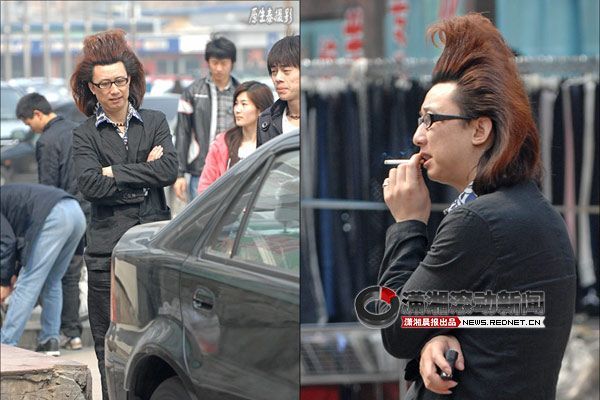 网友街头邂逅发髻男 <em>发型</em>夸张堪比<em>非主流</em>(组