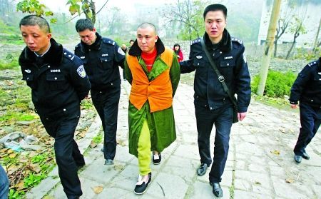 男子邀人打架砍死仇家 潜逃19年成百万富翁,打