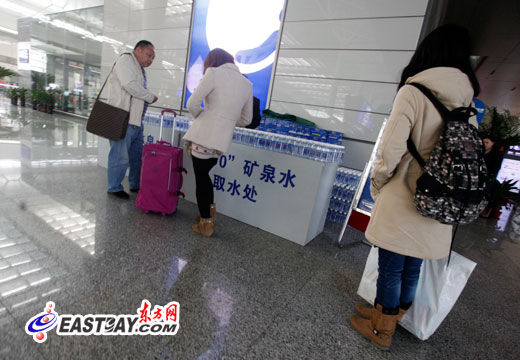 一瓶矿泉水拷问 铁老大 :高铁服务何时也提速?