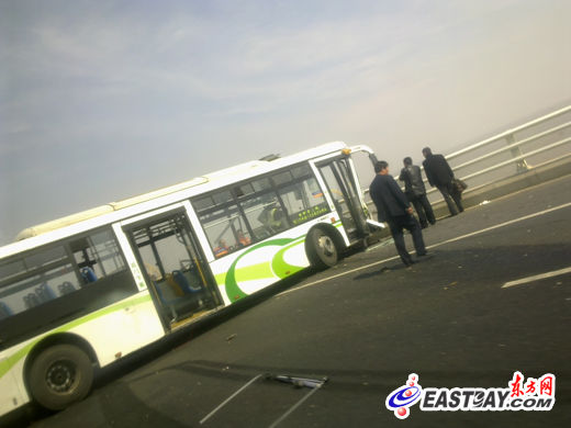 申崇三线长江大桥上追尾撞工程车 司机身亡(图