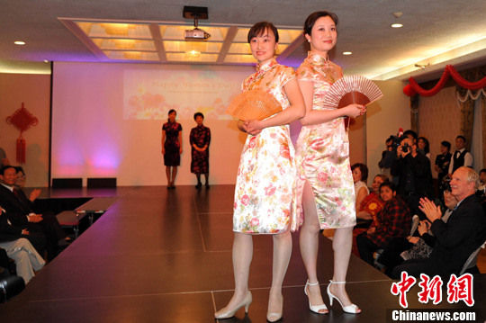 迎接三八妇女节 中国女外交官表演时装秀