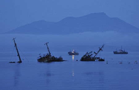 目前北方四岛经济状况不甚乐观,择捉岛天然良港单冠湾内到处是废弃的