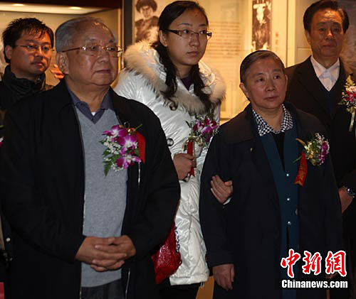 图:林彪之女等红色后代观看《抗战将领文物展