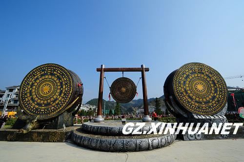 贵州雷山特制巨型铜鼓迎接苗族鼓藏节