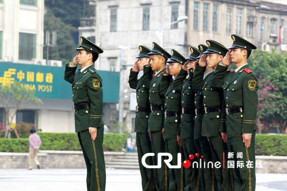 今天早晨7点,武警厦门支队国旗护卫队分别在福建省厦门市委,市政府