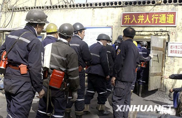 王家岭煤矿153名被困人员中的115人成功获救后,救援人员受到极大鼓舞