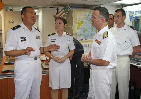 中国海军少将登上欧盟战舰参观交流