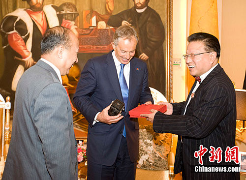 外交圈圆桌会议执行主席王霄鹏向他颁发了水晶