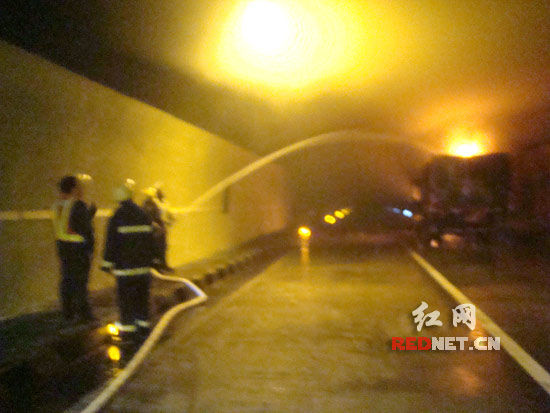 雪峰山隧道内一货车发生自燃 高管理部门全力抢险(图)