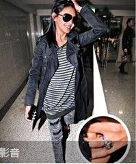 大S甜蜜秀鸽子蛋钻戒疑怀孕 汪小菲被轮番灌酒