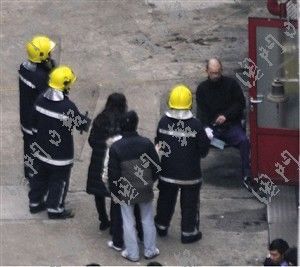 澳门消防员携刀问罪上司 同僚持盾戒备劝服(