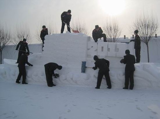 别具匠心的雪雕比赛 武警黑龙江总队官兵的欢乐年