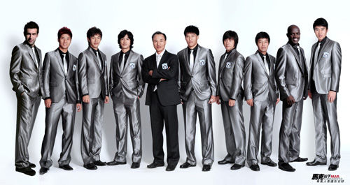 集体订西装走秀 周日穿 富哥 亮相金州体育场_