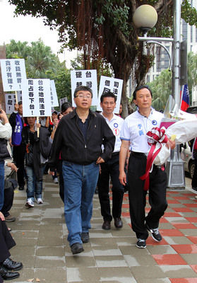 组图:金改案陈水扁无罪 邱毅率民众集会抗议法官