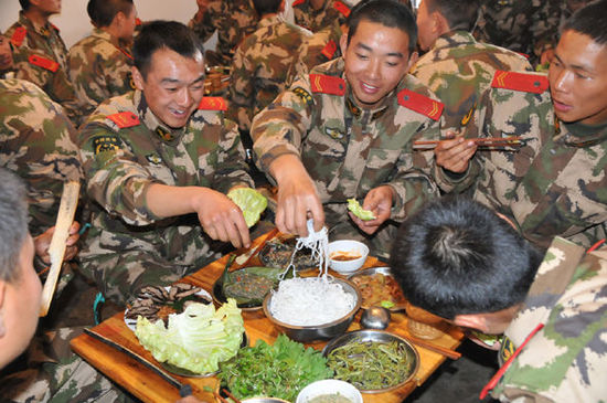 驻训地过春节:武警8751部队官兵吃上傣家年夜饭