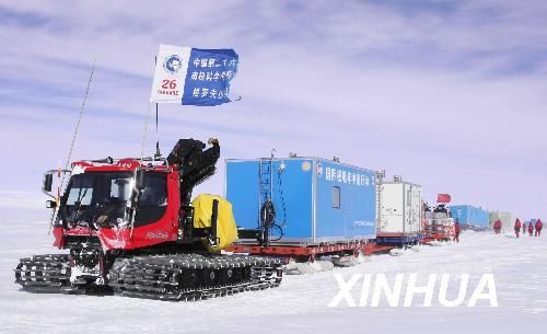 2010年1月8日1月7日,中国南极内陆格罗夫山考察队正在转移营地,雪地车