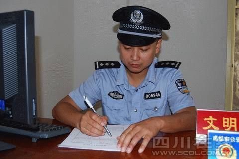 张亮是成都市公安局锦江区分局春熙路辖区刑警中队刑侦探长,一级警司