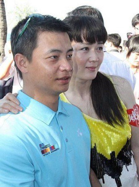 巧遇演员李琳与一位神似前体操冠军李小双的男子,两人十指相扣,嬉笑