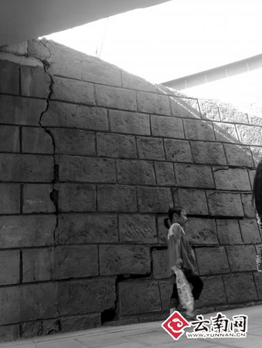 两座桥挡墙护栏出现开裂 市民盼相关部门及时