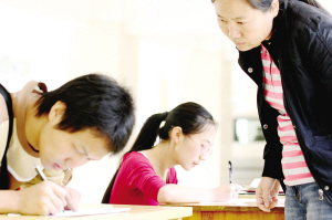 学校自主招聘上岗包食宿 昆明千人应聘民校教