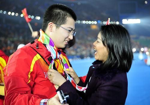 骄傲的妈妈感动亚残运_妈妈 骄傲 残疾孩子