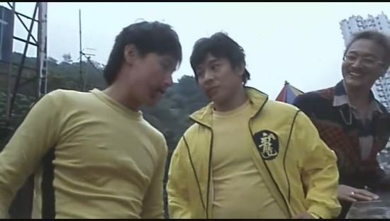 李连杰在《鼠胆龙威》演龙替身,所以穿过黄衣服