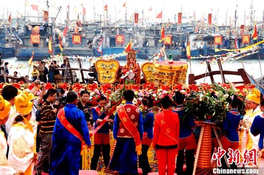 图:两岸信众湄洲岛海祭妈祖