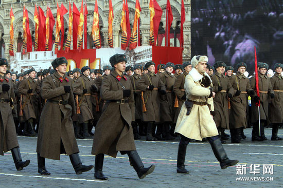 11月7日,俄罗斯士兵身着二战时期的军装在莫斯科红场参加阅兵式,纪念