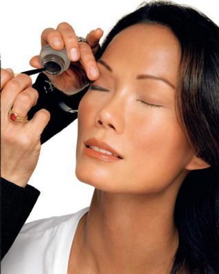 眉毛淡睫毛稀 神奇化妆来搞定_彩妆 睫毛膏 手