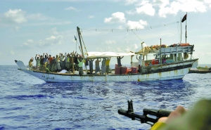 美称索马里海盗高度专业化 可买到海盗行动股