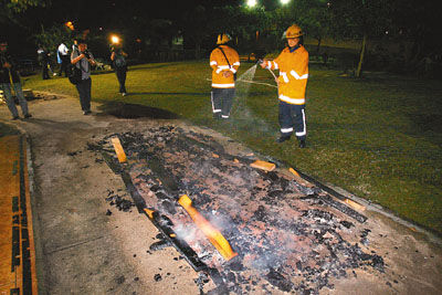 香港举办“火上行”筹款活动 14人烧伤脚底板_参加者 上行 脚板_滚动新闻_温州网