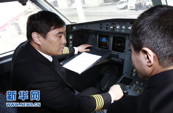 中国东方航空首批两架赴利比亚撤侨包机26日