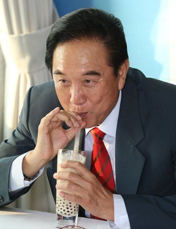 陈云林开心畅饮台湾特产珍珠奶茶(组图),珍珠奶