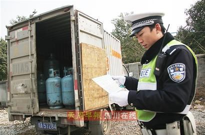 最牛宝马哥不带驾照不挂号牌 6年违法22次 分