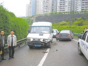 首页 新闻中心 滚动新闻 正文    车祸现场,两车均受伤不轻.