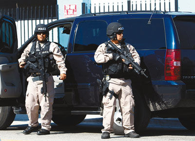 本月20日,迈阿密警察全副武装追捕疑犯.