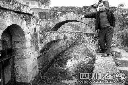 昨日早上9点,泸县奇峰镇农民用水协会管理员唐良均肩扛钉耙,顺着蜿蜒