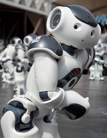 世博会近20款机器人亮相高科技描绘美好未来图