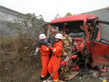 湖北:运载12吨炸药货车发生车祸