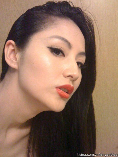 《3D肉蒲团》曝女主后台私密照 拍MS戏满身